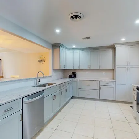 525 Queens Grant